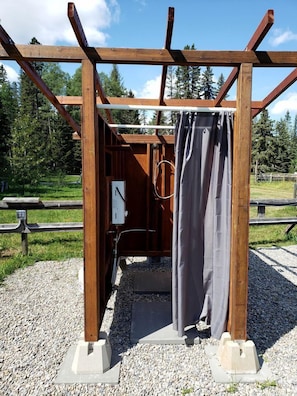 Property grounds - Gorgeous Glamping Tent in Alberta, Canada, Perfect for a Weekend Getaway (Sundre)