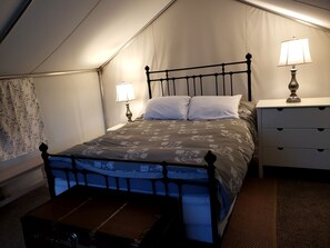Room - Gorgeous Glamping Tent in Alberta, Canada, Perfect for a Weekend Getaway (Sundre)