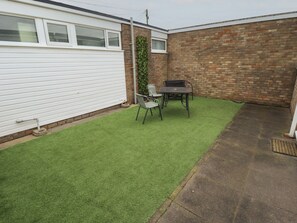 Outdoor dining - Seaside Retreat, Lincolnshire. (Skegness)