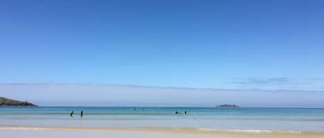 Una spiaggia nelle vicinanze