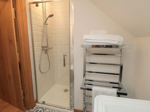 Shower - Owl Barn: A Cozy Getaway in Glaisdale (Whitby)
