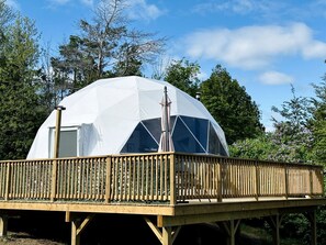 A dome-shaped structure with a wooden deck and a window. - Stunning Dome with Barbecue and Great Vistas in Yarker, Ontario (Yarker)