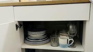 Wasserkocher mit Kaffee-/Teezubehör, Kühlschrank, Herdplatte