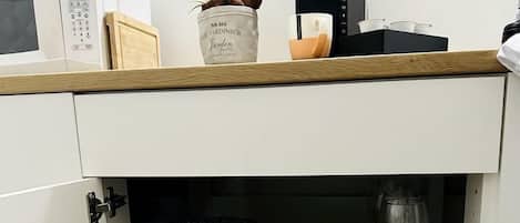 Cafetera y tetera, refrigerador y parrilla de estufa