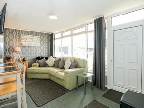 Living area - 98 Cherry Park, Chapel St Leonards (Skegness)