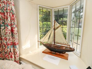 Interior - Smugglers Cottage, Barton On Sea (New Milton)