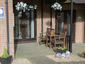 Outdoor dining - The Fox's Den: A Cozy Retreat (Whitby)