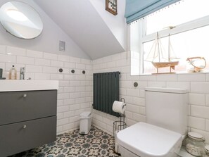 Shower - The Fox's Den: A Cozy Retreat (Whitby)