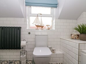 Shower - The Fox's Den: A Cozy Retreat (Whitby)