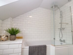 Shower - The Fox's Den: A Cozy Retreat (Whitby)