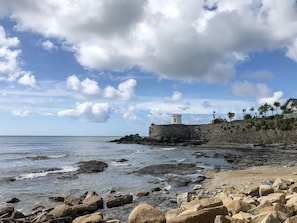 在海灘附近