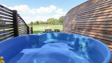 Tina de hidromasaje al aire libre