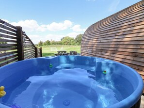 Outdoor spa tub - Mischief, Bridlington, Yorkshire (Driffield)