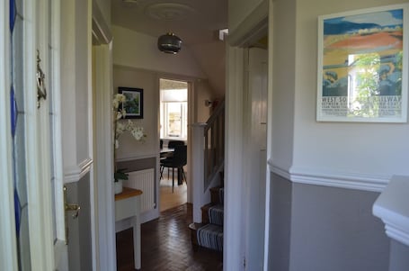 Interior. LILY HOUSE: Spacious Cottage Retreat