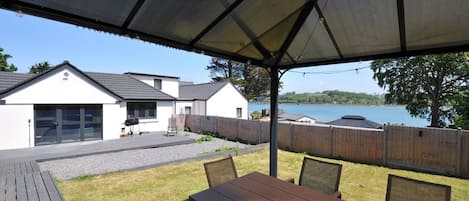 تناول الطعام بالخارج