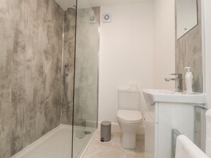 Shower - Apple Tree Cottage, Goosnargh. (Preston)