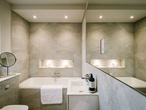Shower - Calm Waters Luxury Beach House, Bridlington (Bridlington)