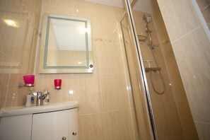 Shower - Henbury Hide, Corfe Mullen (Wimborne)