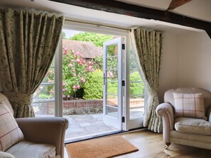 Living area - Charming Oast Cottage Retreat (Maidstone)