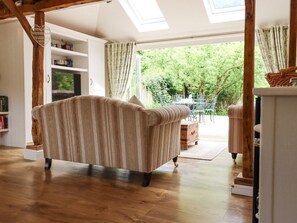 Living area - Charming Oast Cottage Retreat (Maidstone)