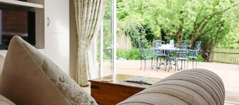 Charming Oast Cottage Retreat