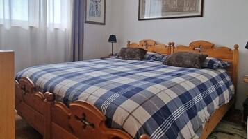 Apartment, 3 Bedrooms, Garden View, Garden Area | Iron/ironing board, WiFi (free)