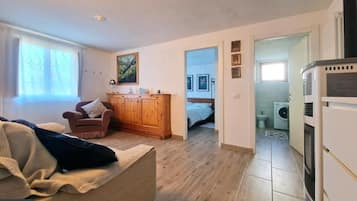 Apartment, 2 Bedrooms, Garden View, Garden Area | Seterika/papan seterika, Wi-fi percuma