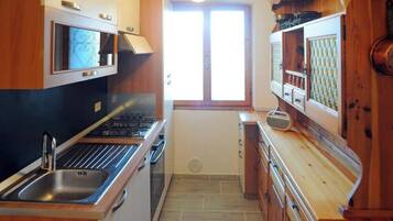 Apartment, 2 Bedrooms, Garden View, Garden Area | Private kitchen | Fridge, microwave, oven, stovetop