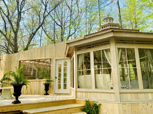 Luxurious Gazebo Nestled in Nature by Private Lake For Secluded Getaway, Ontario