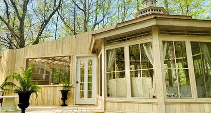 Luxurious Gazebo Nestled in Nature by Private Lake For Secluded Getaway, Ontario