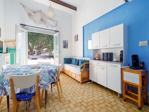 Interior - Charming apartment for 6 people, with a balcony and a view of the garden (Le Grau-du-Roi)