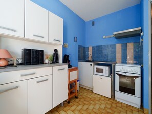 Refrigerador, microondas, horno y cafetera y tetera 