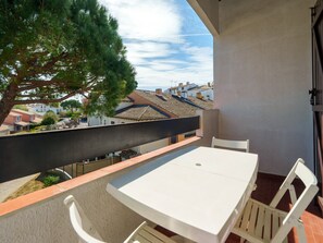 Outdoor dining - Charming apartment for 6 people, with a balcony and a view of the garden (Le Grau-du-Roi)