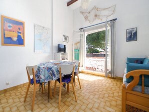 Dining - Charming apartment for 6 people, with a balcony and a view of the garden (Le Grau-du-Roi)