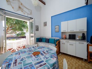 Interior - Charming apartment for 6 people, with a balcony and a view of the garden (Le Grau-du-Roi)