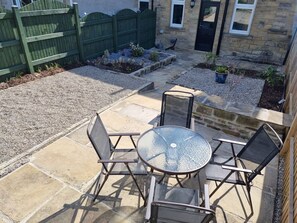 Outdoor dining - Sunnymede: Charming Home in Silsden (Keighley)