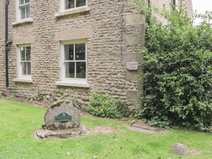 A stone cottage with a sign reading 'Headon Farm Cottages.' - Snowdrop Cottage, Brompton-By-Sawdon (Scarborough)
