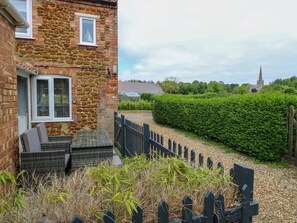 Outdoor dining - Herbies Cottage, Snettisham (King's Lynn)