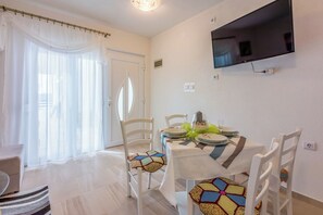 Dining - Apartment with beautiful terrace, sea view and barbecue (Crikvenica)
