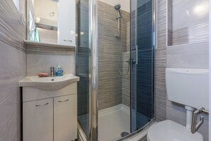Shower, hair dryer, towels, soap - Apartment with beautiful terrace, sea view and barbecue (Crikvenica)