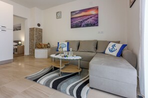 TV - Apartment with beautiful terrace, sea view and barbecue (Crikvenica)