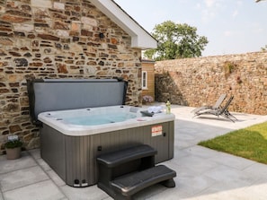 Outdoor spa tub - Pear Tree Cottage, St Dominick (Saltash)