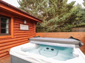 A wooden cabin with a hot tub and a sign that reads 'When it rains look for stars.' - Log Cabin near to Felton. WiFi (Morpeth)