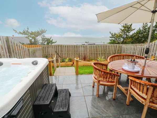 Outdoor dining - T? Glas, near St Brides Major. (Bridgend)