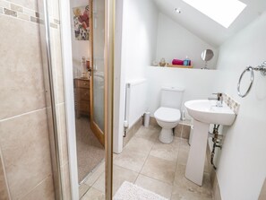 Shower - Bodfan Peniel, Llanerchymedd (Llannerch-y-Medd)