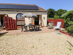 Outdoor dining - Charming 2 The Stables in Ryde (Ryde)