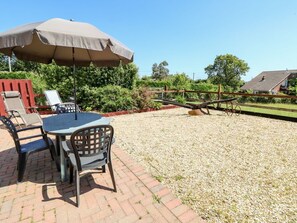 Outdoor dining - Charming 2 The Stables in Ryde (Ryde)