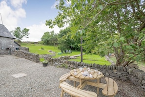 Outdoor dining - Smithy House, Kilmartin. 4bed. (Kilmartin)