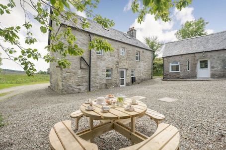 屋外ダイニングエリア. Smithy House, Kilmartin. 4bed.
