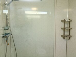 Shower - Charming 16A in Beautiful Torquay, Devon (Torquay)